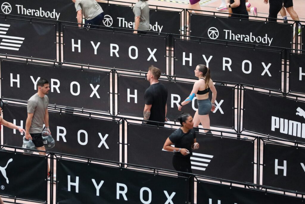 一人でできる時代に、なぜ人は集まるのか？ HYROX・ピラティス・ウェルネスの最新ニュース【FLATTE JOURNAL】